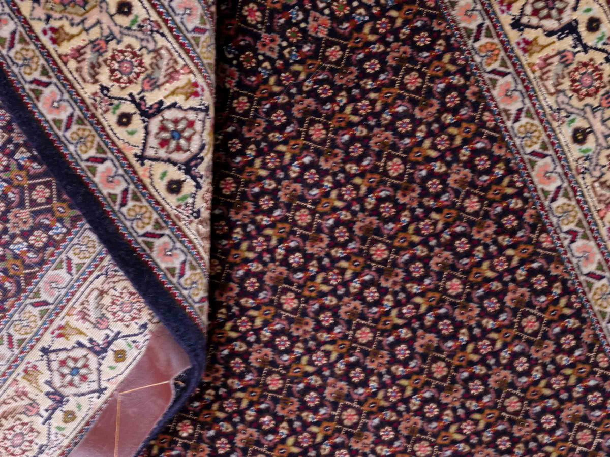 Handgeknüpfter Täbriz Mahi 50 Raj Perserteppich von Khademi aus Wolle, navy-blau. Persischer Orientteppich. Von Hand geknüpft in Iran. Größe: 118 cm x 80 cm. Teppichnummer: SB3-1099. Verkauf durch Jupiter Intl.