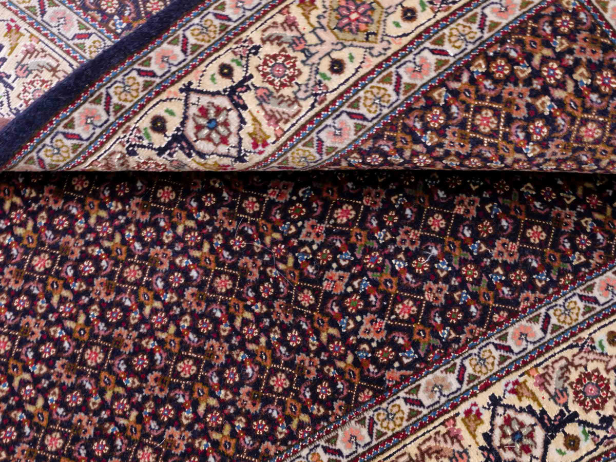 Handgeknüpfter Täbriz Mahi 50 Raj Perserteppich von Khademi aus Wolle, navy-blau. Persischer Orientteppich. Von Hand geknüpft in Iran. Größe: 118 cm x 80 cm. Teppichnummer: SB3-1099. Verkauf durch Jupiter Intl.