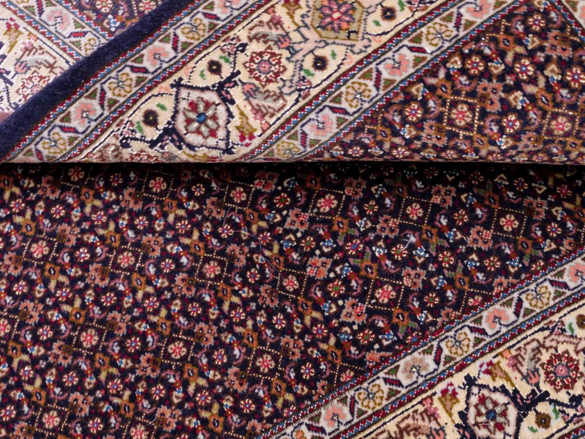Handgeknüpfter Täbriz Mahi 50 Raj Perserteppich von Khademi aus Wolle, navy-blau. Persischer Orientteppich. Von Hand geknüpft in Iran. Größe: 118 cm x 80 cm. Teppichnummer: SB3-1099. Verkauf durch Jupiter Intl.