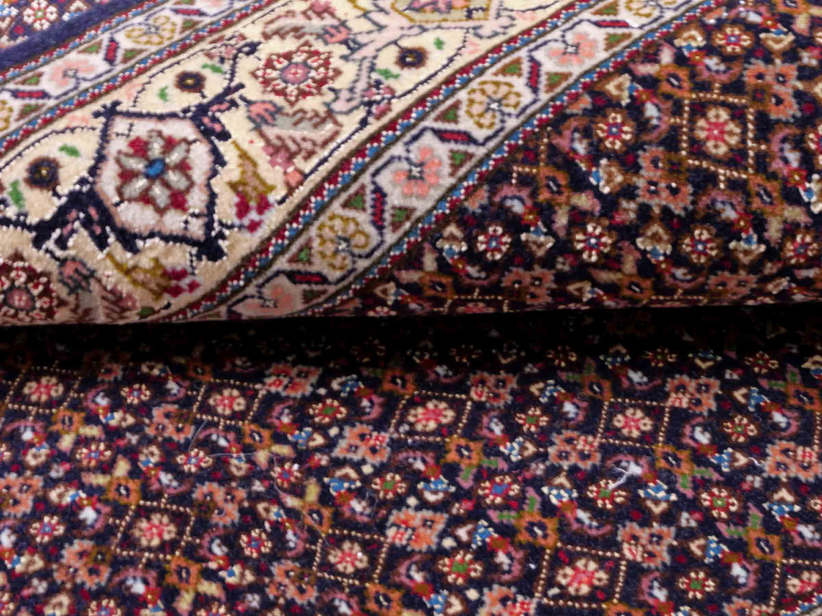Handgeknüpfter Täbriz Mahi 50 Raj Perserteppich von Khademi aus Wolle, navy-blau. Persischer Orientteppich. Von Hand geknüpft in Iran. Größe: 118 cm x 80 cm. Teppichnummer: SB3-1099. Verkauf durch Jupiter Intl.