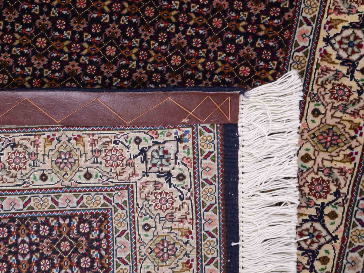 Handgeknüpfter Täbriz Mahi 50 Raj Perserteppich von Khademi aus Wolle, navy-blau. Persischer Orientteppich. Von Hand geknüpft in Iran. Größe: 118 cm x 80 cm. Teppichnummer: SB3-1099. Verkauf durch Jupiter Intl.