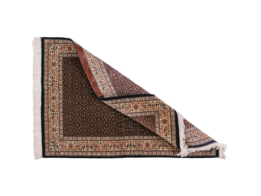 Handgeknüpfter Täbriz Mahi 50 Raj Perserteppich von Khademi aus Wolle, navy-blau. Persischer Orientteppich. Von Hand geknüpft in Iran. Größe: 118 cm x 80 cm. Teppichnummer: SB3-1099. Verkauf durch Jupiter Intl.