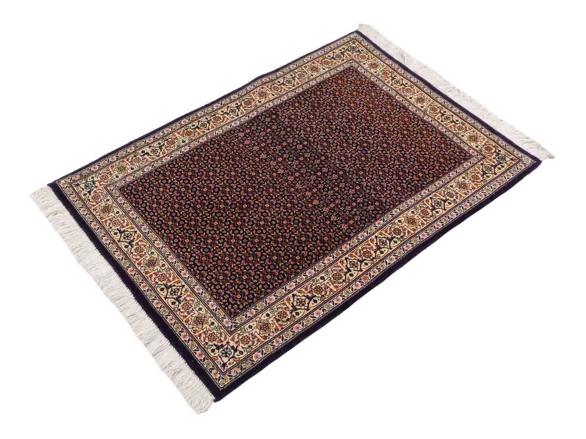 Handgeknüpfter Täbriz Mahi 50 Raj Perserteppich von Khademi aus Wolle, navy-blau. Persischer Orientteppich. Von Hand geknüpft in Iran. Größe: 118 cm x 80 cm. Teppichnummer: SB3-1099. Verkauf durch Jupiter Intl.