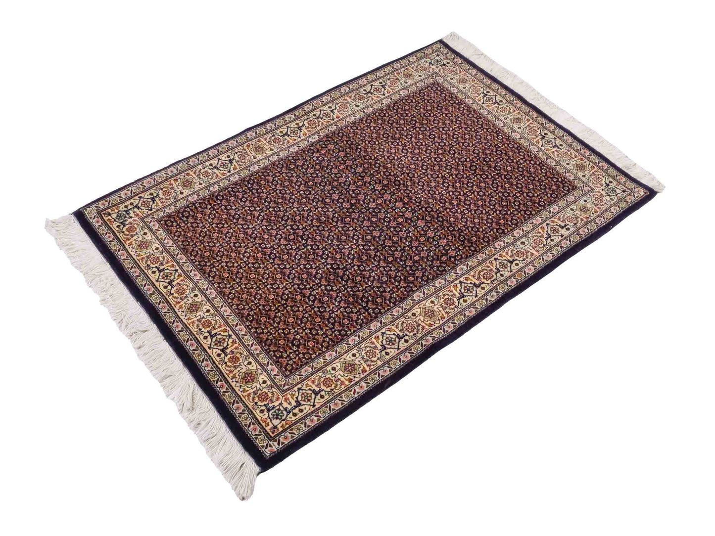 Handgeknüpfter Täbriz Mahi 50 Raj Perserteppich von Khademi aus Wolle, navy-blau. Persischer Orientteppich. Von Hand geknüpft in Iran. Größe: 118 cm x 80 cm. Teppichnummer: SB3-1099. Verkauf durch Jupiter Intl.