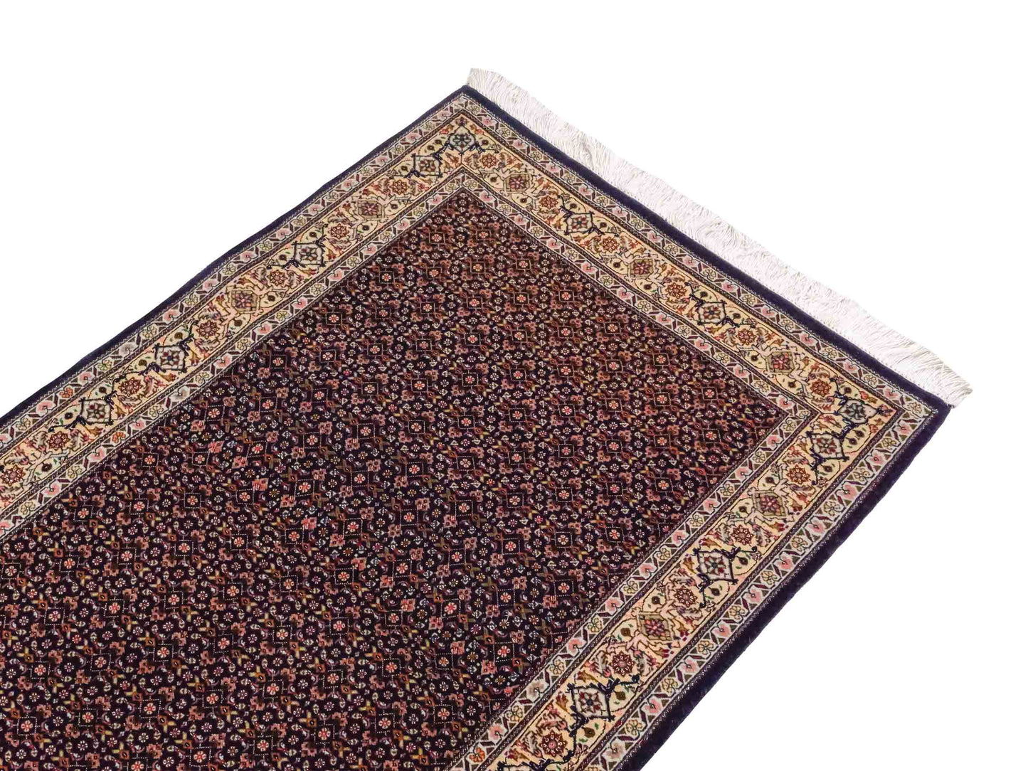 Handgeknüpfter Täbriz Mahi 50 Raj Perserteppich von Khademi aus Wolle, navy-blau. Persischer Orientteppich. Von Hand geknüpft in Iran. Größe: 118 cm x 80 cm. Teppichnummer: SB3-1099. Verkauf durch Jupiter Intl.