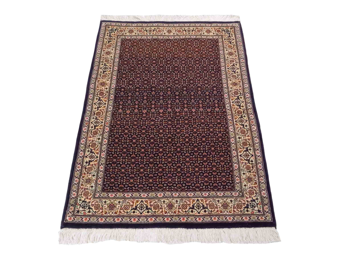 Handgeknüpfter Täbriz Mahi 50 Raj Perserteppich von Khademi aus Wolle, navy-blau. Persischer Orientteppich. Von Hand geknüpft in Iran. Größe: 118 cm x 80 cm. Teppichnummer: SB3-1099. Verkauf durch Jupiter Intl.