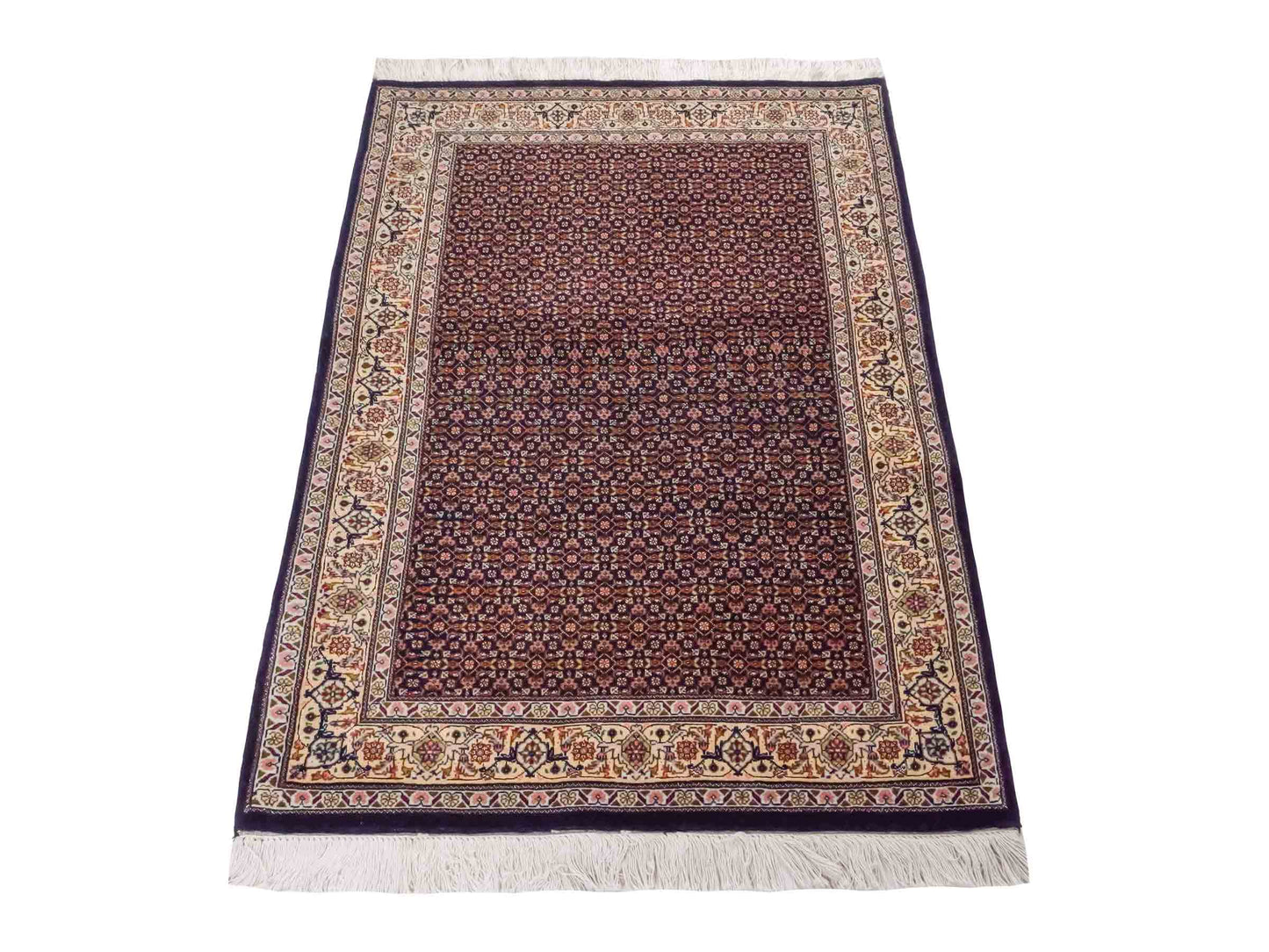 Handgeknüpfter Täbriz Mahi 50 Raj Perserteppich von Khademi aus Wolle, navy-blau. Persischer Orientteppich. Von Hand geknüpft in Iran. Größe: 118 cm x 80 cm. Teppichnummer: SB3-1099. Verkauf durch Jupiter Intl.