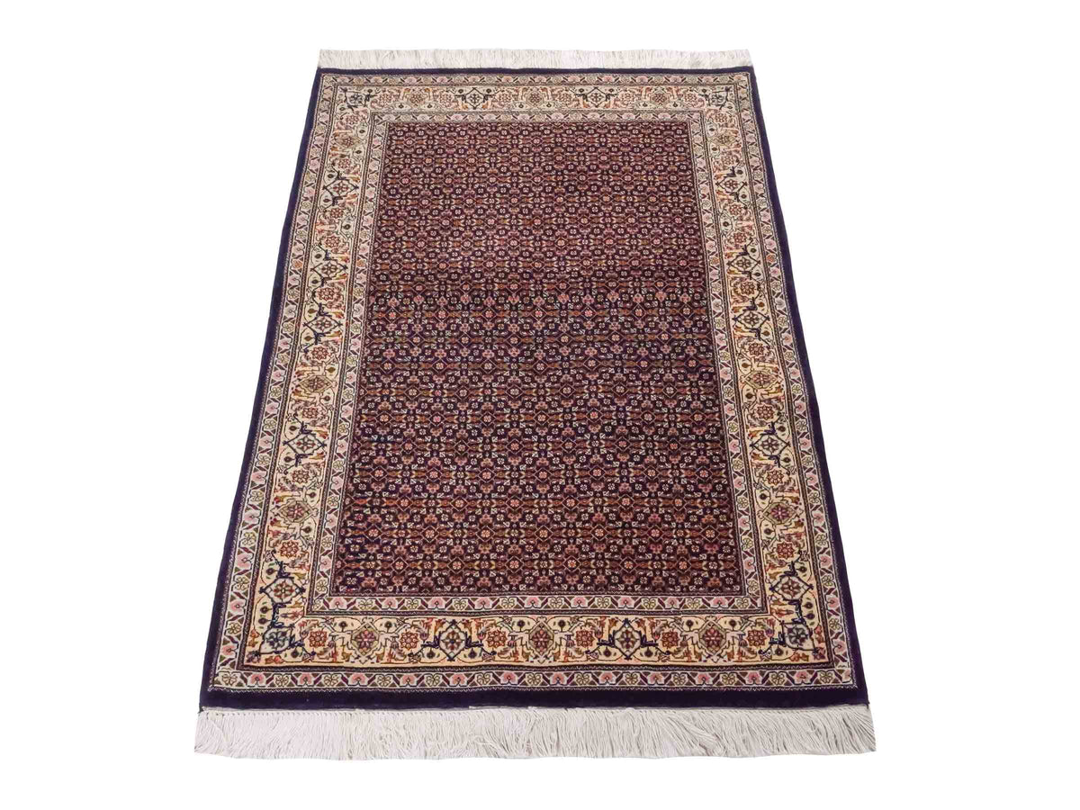 Handgeknüpfter Täbriz Mahi 50 Raj Perserteppich von Khademi aus Wolle, navy-blau. Persischer Orientteppich. Von Hand geknüpft in Iran. Größe: 118 cm x 80 cm. Teppichnummer: SB3-1099. Verkauf durch Jupiter Intl.