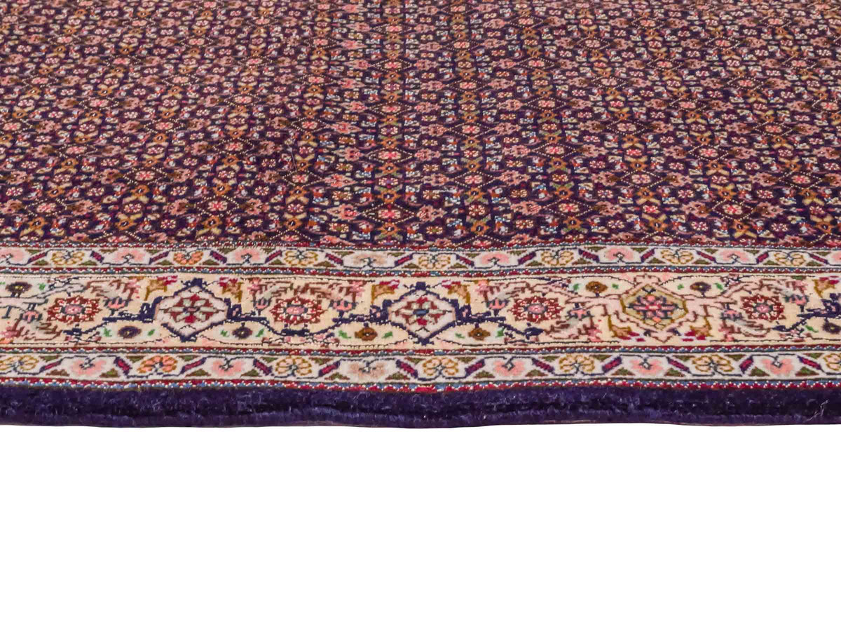 Handgeknüpfter Täbriz Mahi 50 Raj Perserteppich von Khademi aus Wolle, navy-blau. Persischer Orientteppich. Von Hand geknüpft in Iran. Größe: 118 cm x 80 cm. Teppichnummer: SB3-1099. Verkauf durch Jupiter Intl.