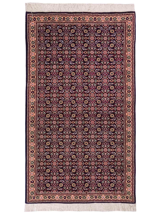 Handgeknüpfter Täbriz Mahi 40 Raj Perserteppich von Khademi aus Wolle, navy-blau. Persischer Orientteppich. Von Hand geknüpft in Iran. Größe: 128 cm x 72 cm. Teppichnummer: SB3-1098. Verkauf durch Jupiter Intl.