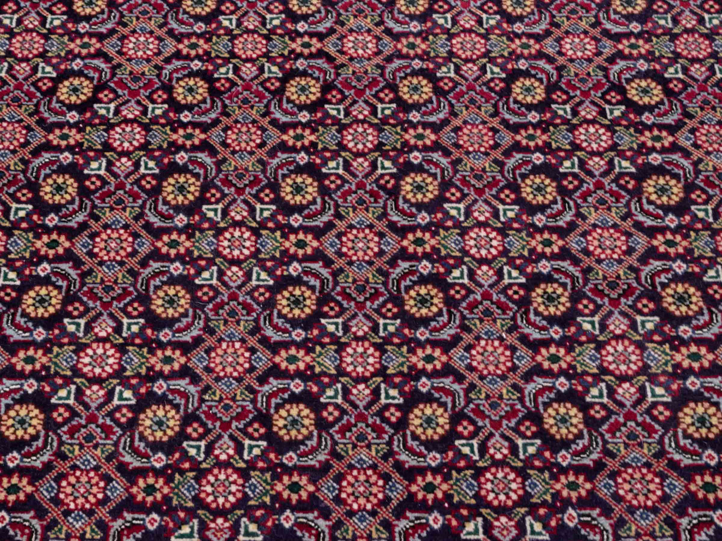 Handgeknüpfter Täbriz Mahi 40 Raj Perserteppich von Khademi aus Wolle, navy-blau. Persischer Orientteppich. Von Hand geknüpft in Iran. Größe: 128 cm x 72 cm. Teppichnummer: SB3-1098. Verkauf durch Jupiter Intl.