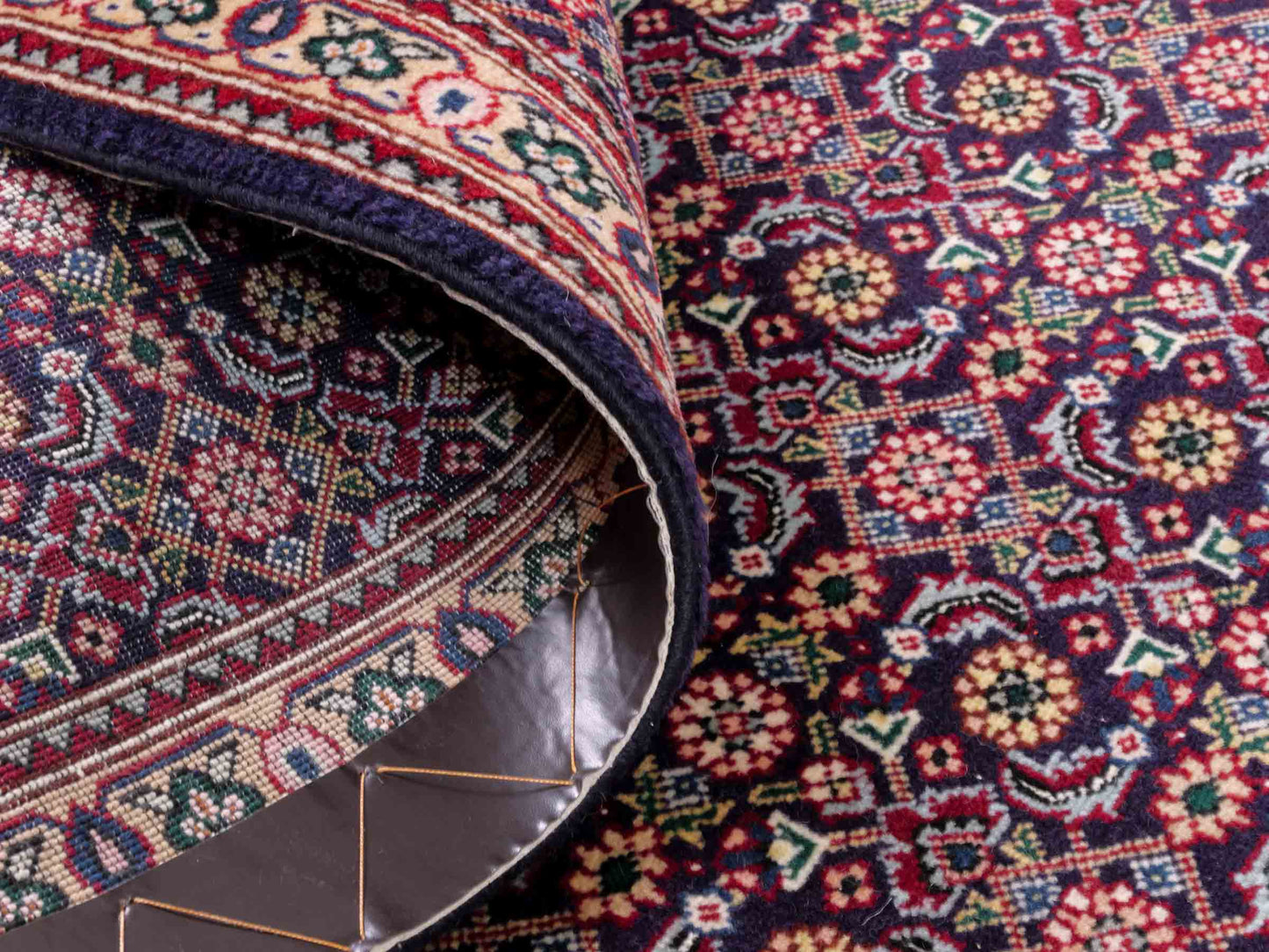 Handgeknüpfter Täbriz Mahi 40 Raj Perserteppich von Khademi aus Wolle, navy-blau. Persischer Orientteppich. Von Hand geknüpft in Iran. Größe: 128 cm x 72 cm. Teppichnummer: SB3-1098. Verkauf durch Jupiter Intl.