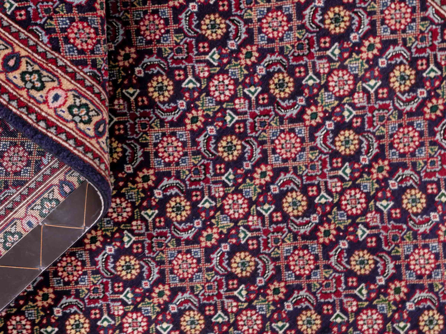 Handgeknüpfter Täbriz Mahi 40 Raj Perserteppich von Khademi aus Wolle, navy-blau. Persischer Orientteppich. Von Hand geknüpft in Iran. Größe: 128 cm x 72 cm. Teppichnummer: SB3-1098. Verkauf durch Jupiter Intl.
