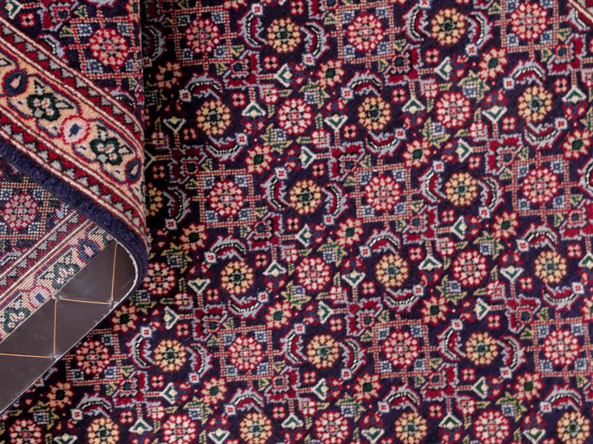 Handgeknüpfter Täbriz Mahi 40 Raj Perserteppich von Khademi aus Wolle, navy-blau. Persischer Orientteppich. Von Hand geknüpft in Iran. Größe: 128 cm x 72 cm. Teppichnummer: SB3-1098. Verkauf durch Jupiter Intl.