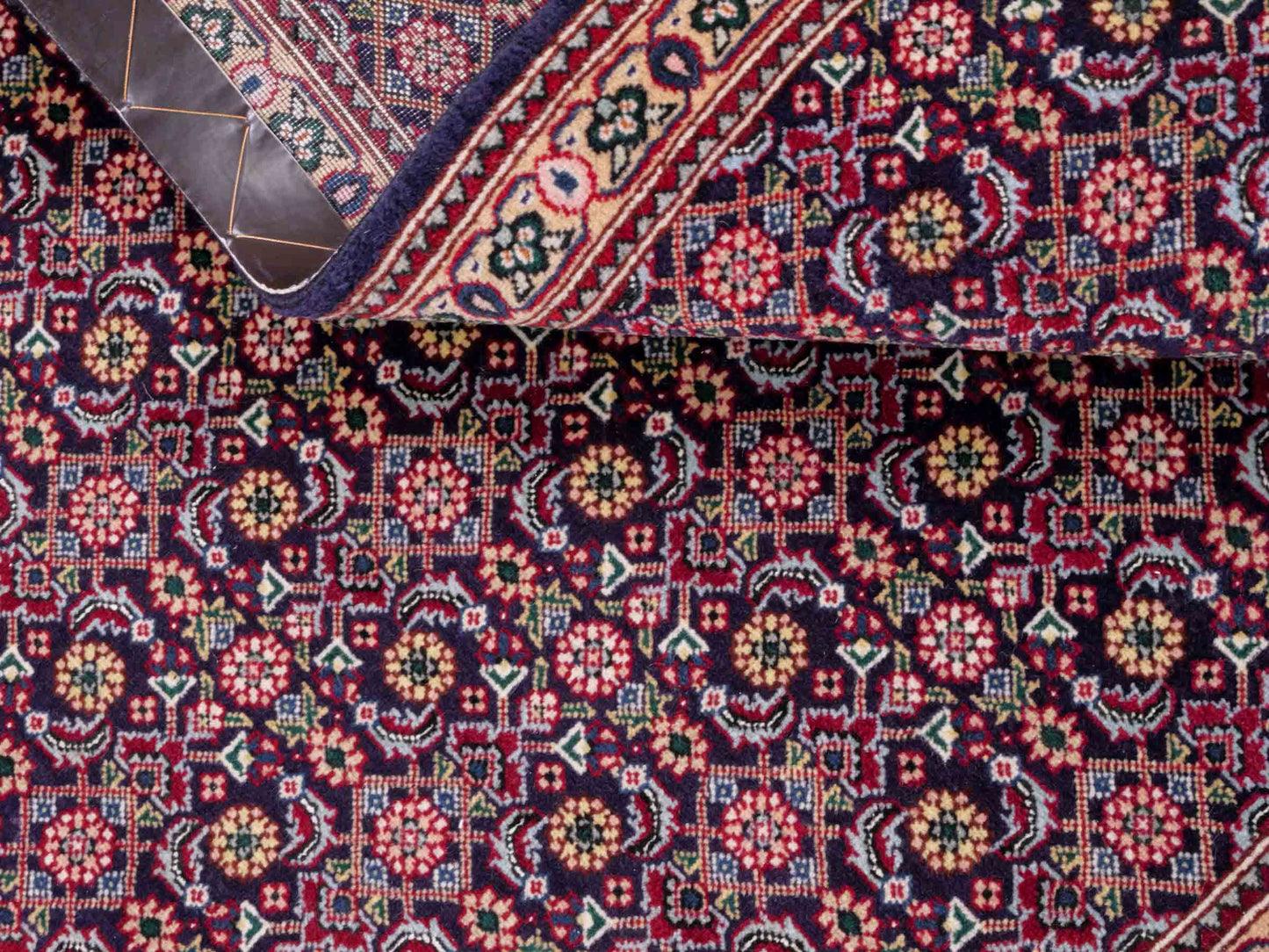 Handgeknüpfter Täbriz Mahi 40 Raj Perserteppich von Khademi aus Wolle, navy-blau. Persischer Orientteppich. Von Hand geknüpft in Iran. Größe: 128 cm x 72 cm. Teppichnummer: SB3-1098. Verkauf durch Jupiter Intl.