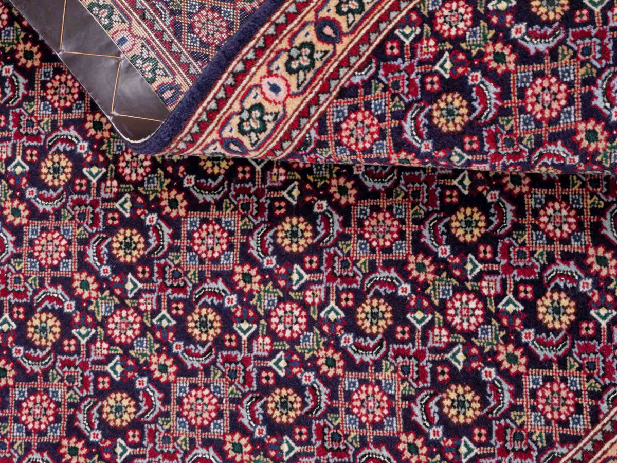 Handgeknüpfter Täbriz Mahi 40 Raj Perserteppich von Khademi aus Wolle, navy-blau. Persischer Orientteppich. Von Hand geknüpft in Iran. Größe: 128 cm x 72 cm. Teppichnummer: SB3-1098. Verkauf durch Jupiter Intl.