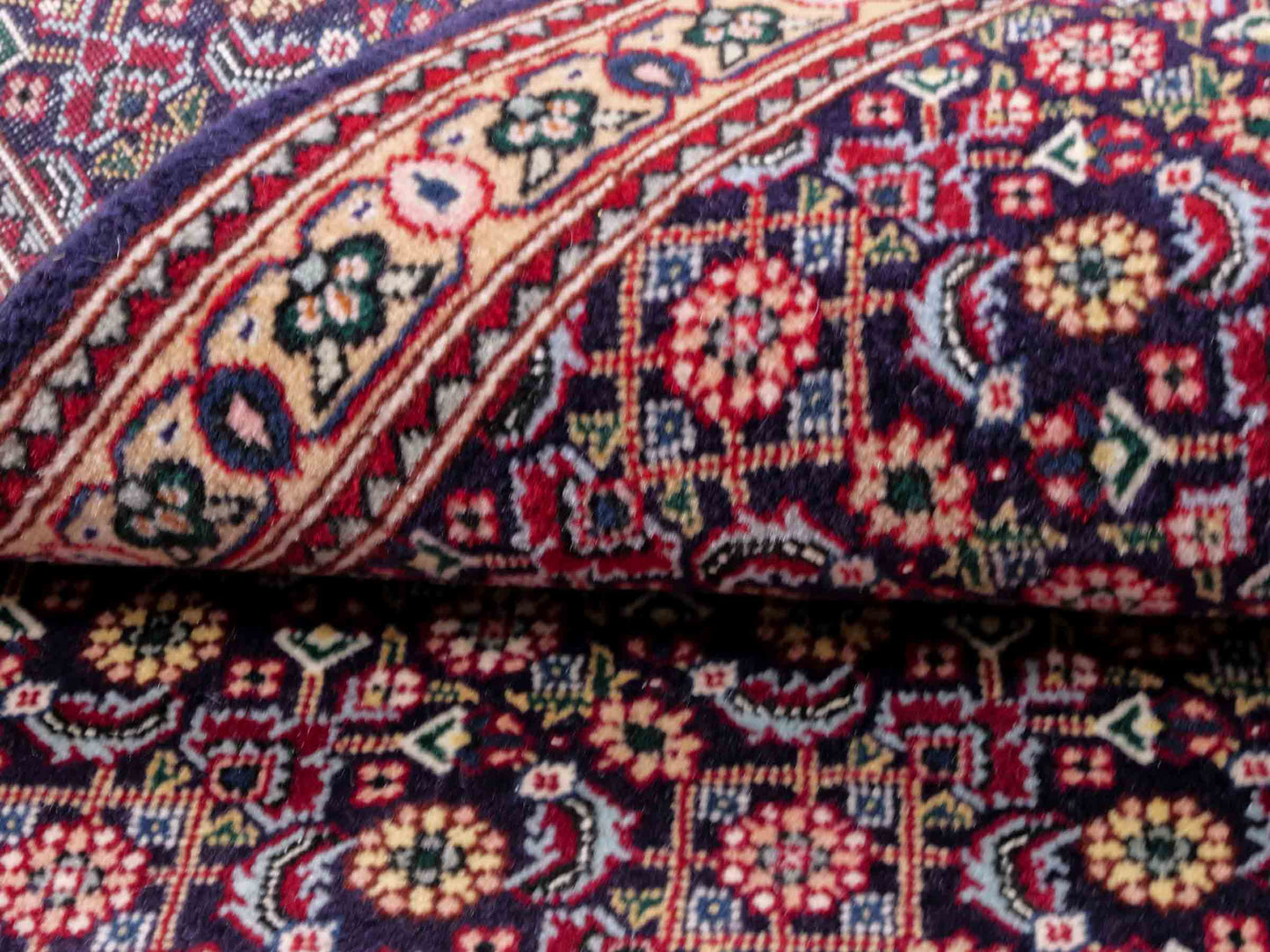 Handgeknüpfter Täbriz Mahi 40 Raj Perserteppich von Khademi aus Wolle, navy-blau. Persischer Orientteppich. Von Hand geknüpft in Iran. Größe: 128 cm x 72 cm. Teppichnummer: SB3-1098. Verkauf durch Jupiter Intl.