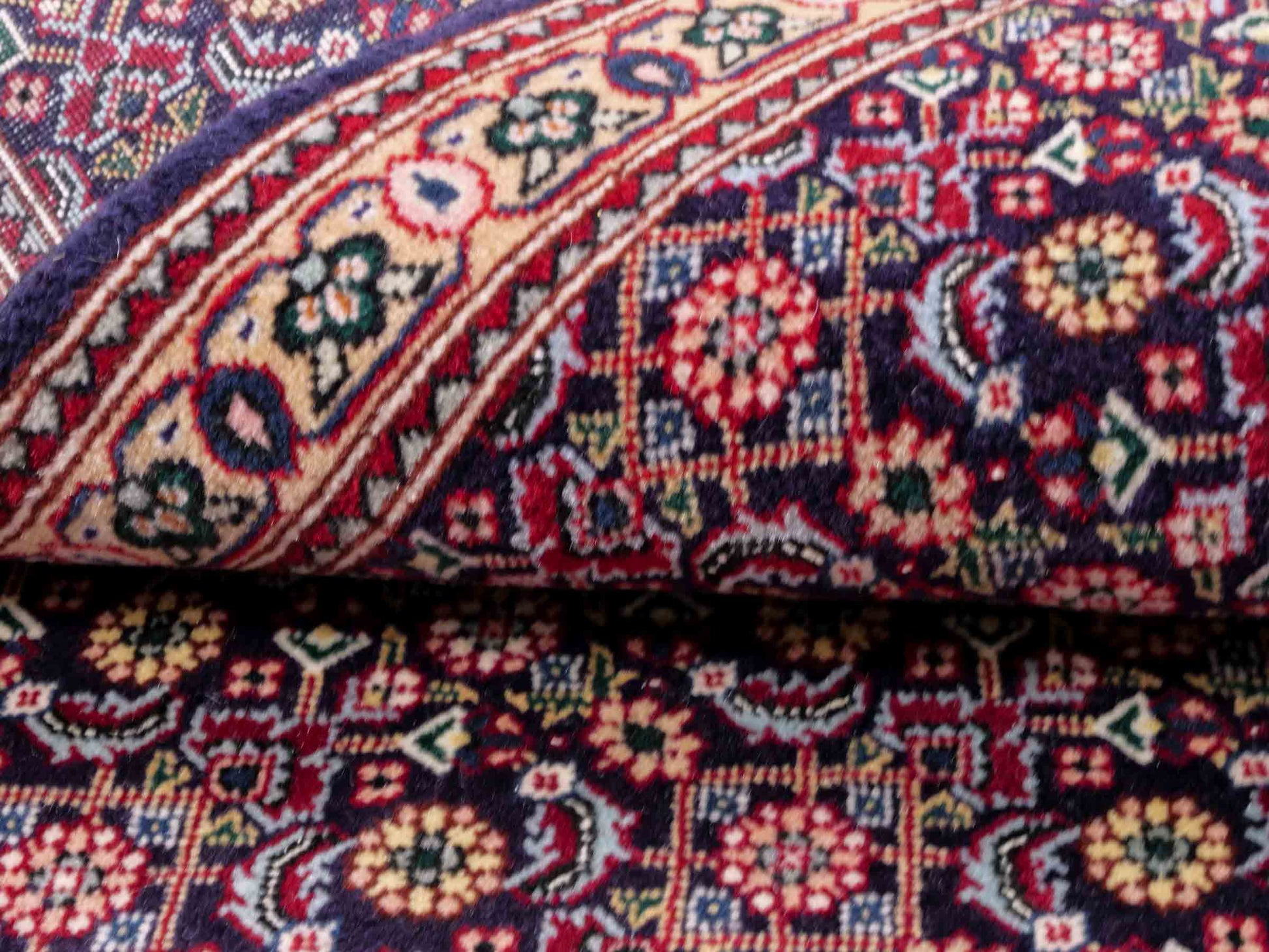 Handgeknüpfter Täbriz Mahi 40 Raj Perserteppich von Khademi aus Wolle, navy-blau. Persischer Orientteppich. Von Hand geknüpft in Iran. Größe: 128 cm x 72 cm. Teppichnummer: SB3-1098. Verkauf durch Jupiter Intl.
