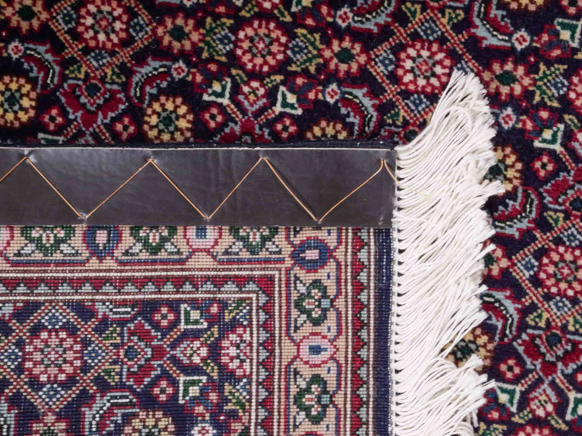 Handgeknüpfter Täbriz Mahi 40 Raj Perserteppich von Khademi aus Wolle, navy-blau. Persischer Orientteppich. Von Hand geknüpft in Iran. Größe: 128 cm x 72 cm. Teppichnummer: SB3-1098. Verkauf durch Jupiter Intl.