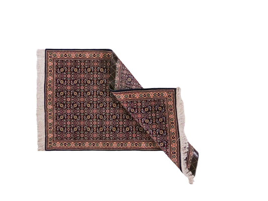 Handgeknüpfter Täbriz Mahi 40 Raj Perserteppich von Khademi aus Wolle, navy-blau. Persischer Orientteppich. Von Hand geknüpft in Iran. Größe: 128 cm x 72 cm. Teppichnummer: SB3-1098. Verkauf durch Jupiter Intl.