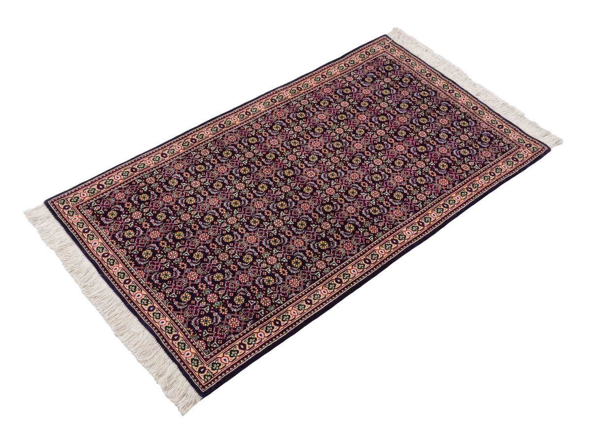 Handgeknüpfter Täbriz Mahi 40 Raj Perserteppich von Khademi aus Wolle, navy-blau. Persischer Orientteppich. Von Hand geknüpft in Iran. Größe: 128 cm x 72 cm. Teppichnummer: SB3-1098. Verkauf durch Jupiter Intl.