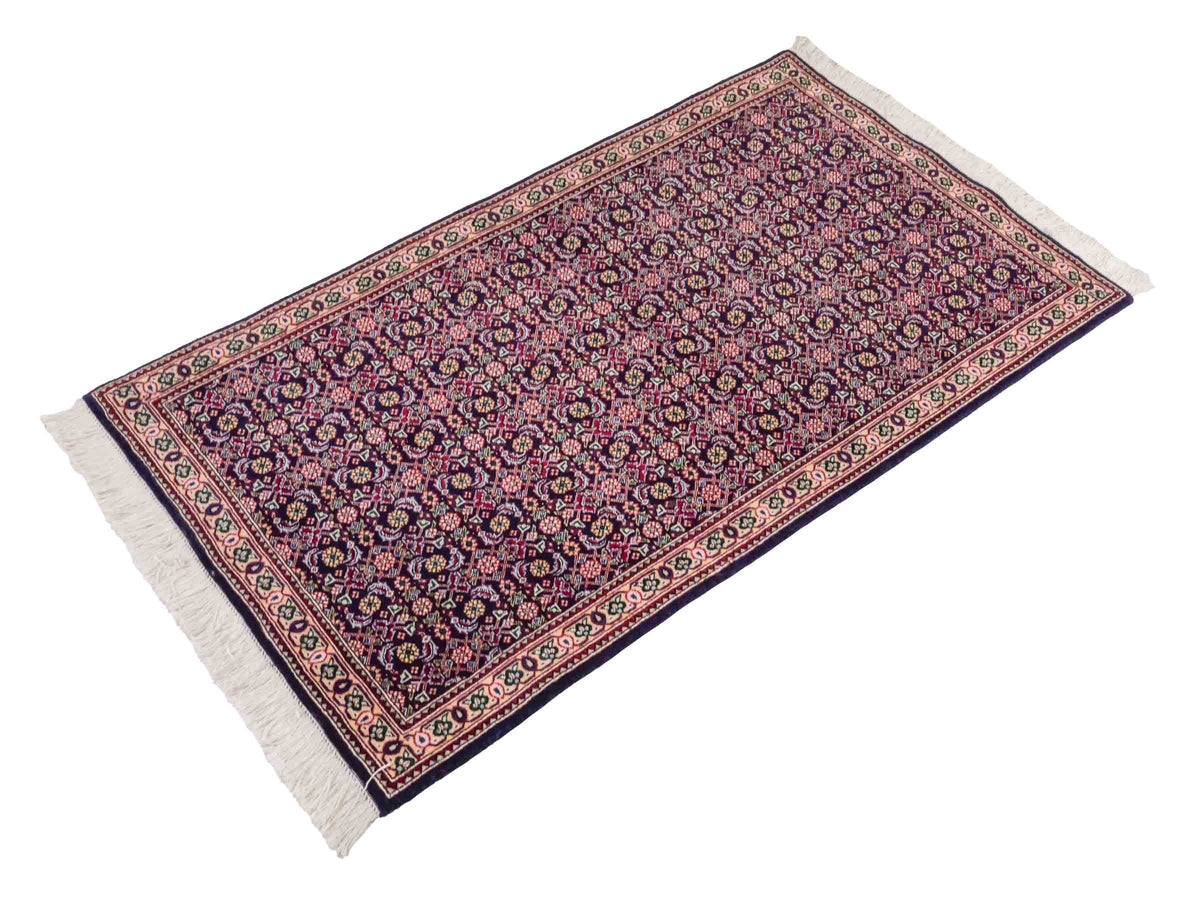 Handgeknüpfter Täbriz Mahi 40 Raj Perserteppich von Khademi aus Wolle, navy-blau. Persischer Orientteppich. Von Hand geknüpft in Iran. Größe: 128 cm x 72 cm. Teppichnummer: SB3-1098. Verkauf durch Jupiter Intl.