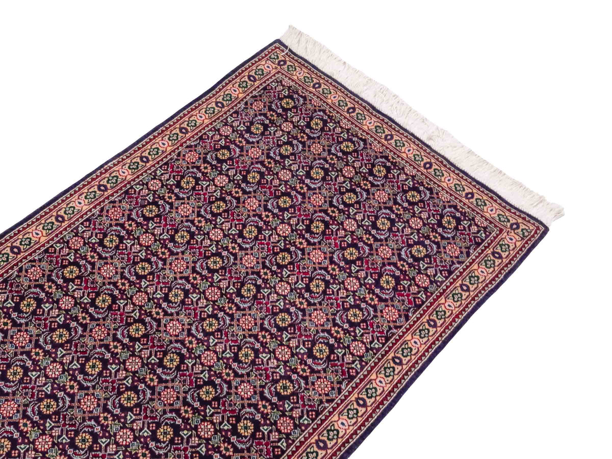 Handgeknüpfter Täbriz Mahi 40 Raj Perserteppich von Khademi aus Wolle, navy-blau. Persischer Orientteppich. Von Hand geknüpft in Iran. Größe: 128 cm x 72 cm. Teppichnummer: SB3-1098. Verkauf durch Jupiter Intl.