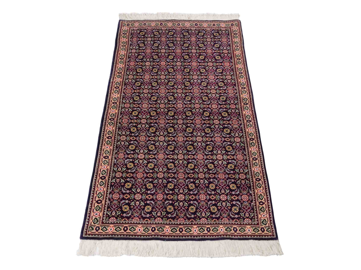 Handgeknüpfter Täbriz Mahi 40 Raj Perserteppich von Khademi aus Wolle, navy-blau. Persischer Orientteppich. Von Hand geknüpft in Iran. Größe: 128 cm x 72 cm. Teppichnummer: SB3-1098. Verkauf durch Jupiter Intl.