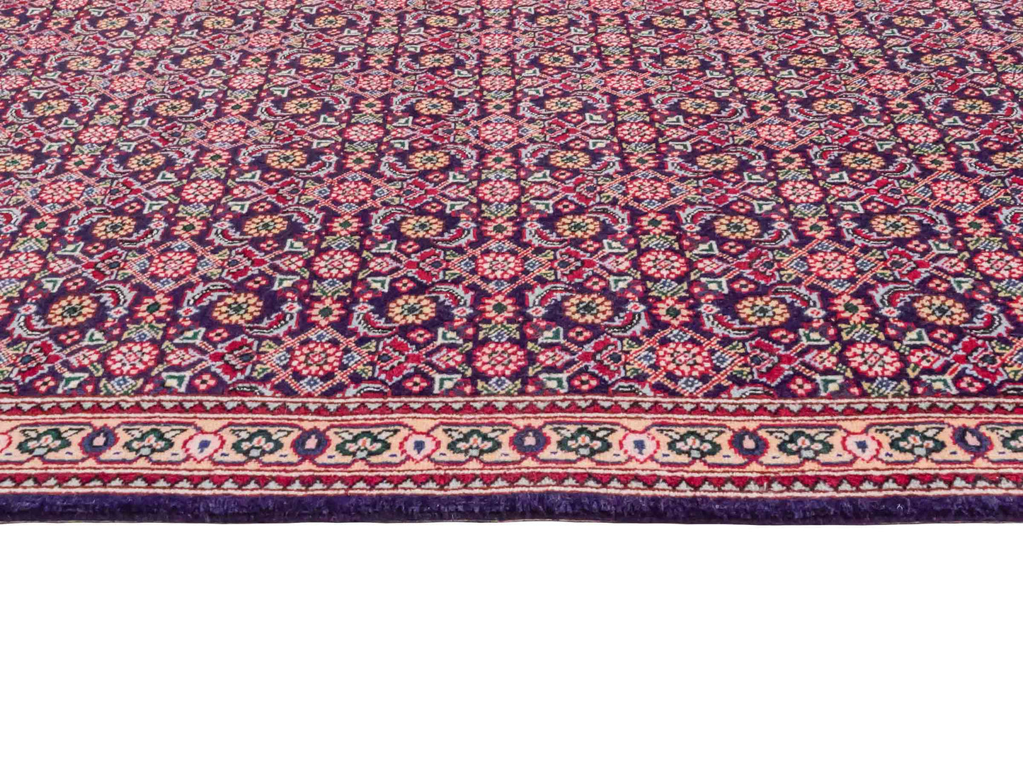 Handgeknüpfter Täbriz Mahi 40 Raj Perserteppich von Khademi aus Wolle, navy-blau. Persischer Orientteppich. Von Hand geknüpft in Iran. Größe: 128 cm x 72 cm. Teppichnummer: SB3-1098. Verkauf durch Jupiter Intl.