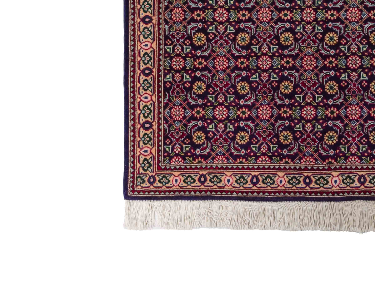 Handgeknüpfter Täbriz Mahi 40 Raj Perserteppich von Khademi aus Wolle, navy-blau. Persischer Orientteppich. Von Hand geknüpft in Iran. Größe: 128 cm x 72 cm. Teppichnummer: SB3-1098. Verkauf durch Jupiter Intl.