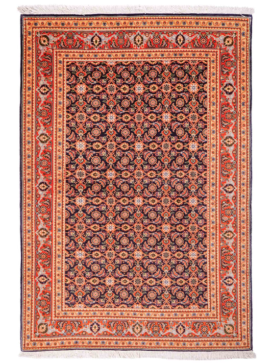 Handgeknüpfter Täbriz Mahi 40 Raj Perserteppich von Khademi aus Wolle, navy-orange. Persischer Orientteppich. Von Hand geknüpft in Iran. Größe: 149 cm x 104 cm. Teppichnummer: SB3-1057. Verkauf durch Jupiter Intl.