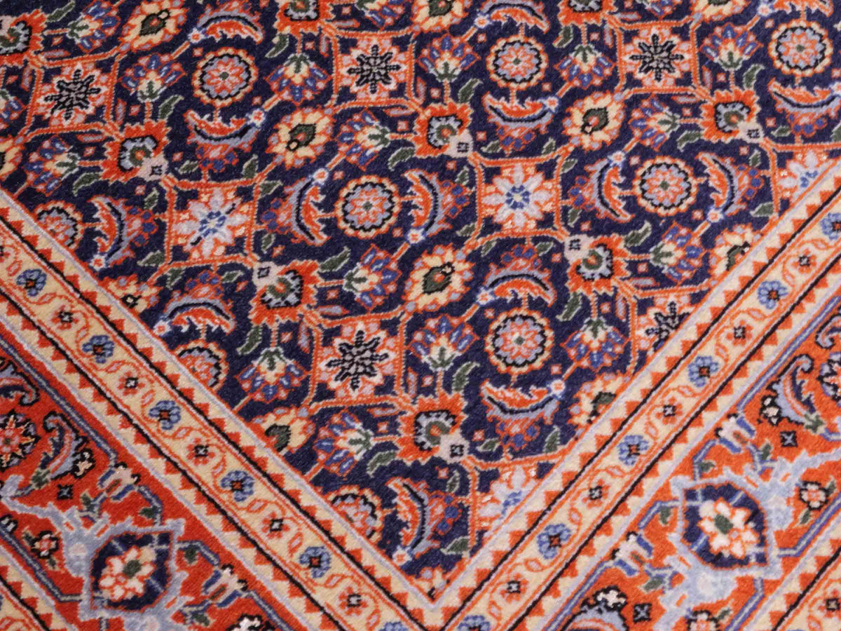 Handgeknüpfter Täbriz Mahi 40 Raj Perserteppich von Khademi aus Wolle, navy-orange. Persischer Orientteppich. Von Hand geknüpft in Iran. Größe: 149 cm x 104 cm. Teppichnummer: SB3-1057. Verkauf durch Jupiter Intl.