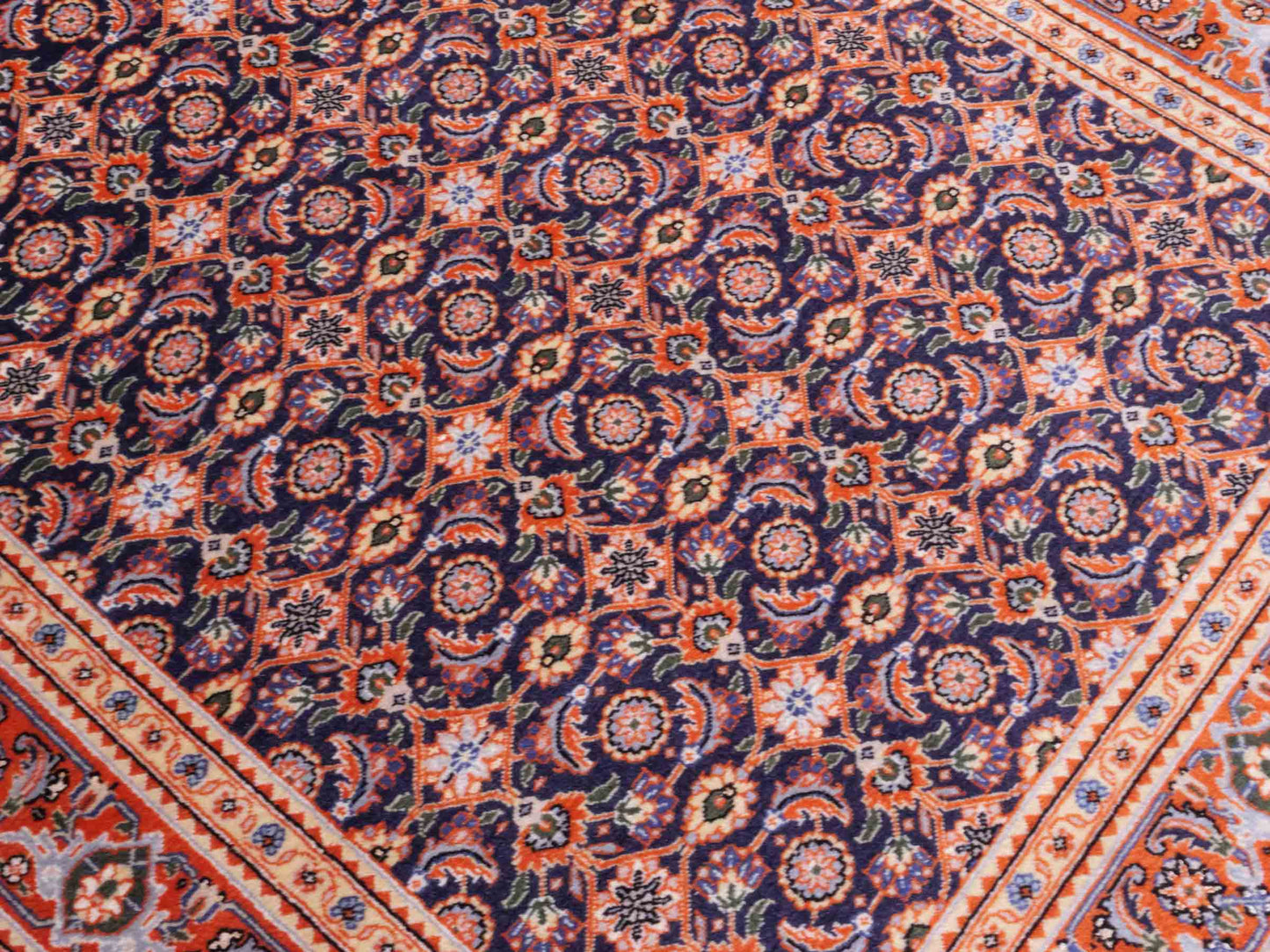 Handgeknüpfter Täbriz Mahi 40 Raj Perserteppich von Khademi aus Wolle, navy-orange. Persischer Orientteppich. Von Hand geknüpft in Iran. Größe: 149 cm x 104 cm. Teppichnummer: SB3-1057. Verkauf durch Jupiter Intl.