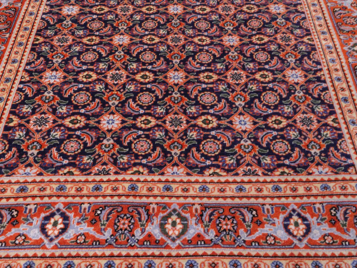Handgeknüpfter Täbriz Mahi 40 Raj Perserteppich von Khademi aus Wolle, navy-orange. Persischer Orientteppich. Von Hand geknüpft in Iran. Größe: 149 cm x 104 cm. Teppichnummer: SB3-1057. Verkauf durch Jupiter Intl.