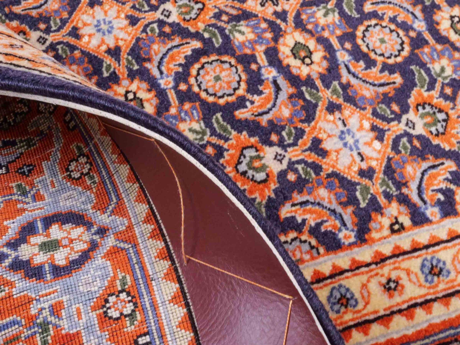 Handgeknüpfter Täbriz Mahi 40 Raj Perserteppich von Khademi aus Wolle, navy-orange. Persischer Orientteppich. Von Hand geknüpft in Iran. Größe: 149 cm x 104 cm. Teppichnummer: SB3-1057. Verkauf durch Jupiter Intl.