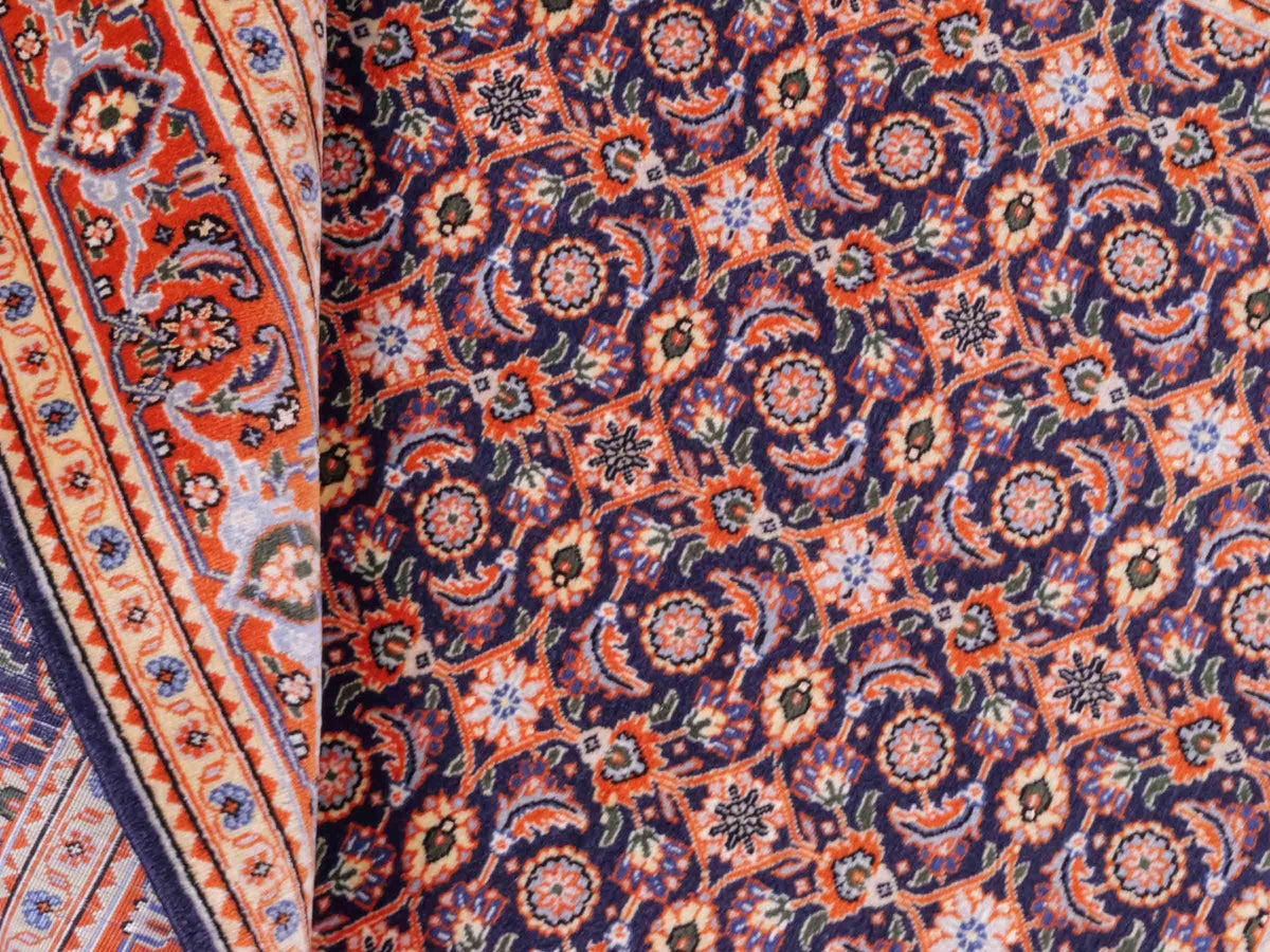 Handgeknüpfter Täbriz Mahi 40 Raj Perserteppich von Khademi aus Wolle, navy-orange. Persischer Orientteppich. Von Hand geknüpft in Iran. Größe: 149 cm x 104 cm. Teppichnummer: SB3-1057. Verkauf durch Jupiter Intl.