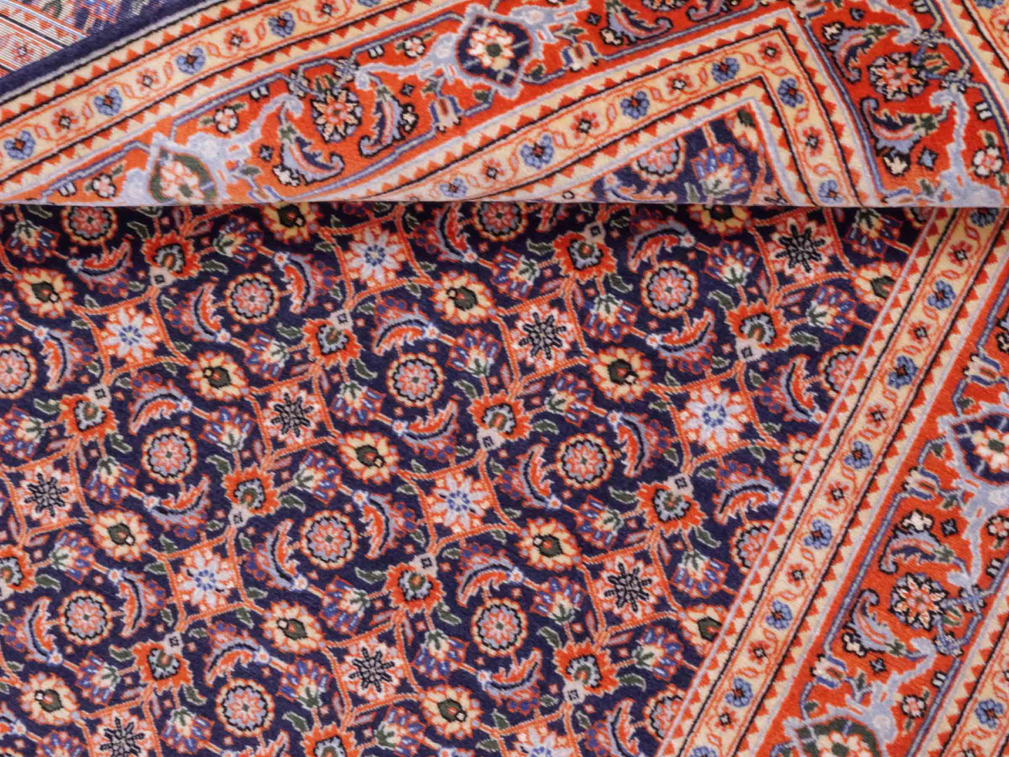 Handgeknüpfter Täbriz Mahi 40 Raj Perserteppich von Khademi aus Wolle, navy-orange. Persischer Orientteppich. Von Hand geknüpft in Iran. Größe: 149 cm x 104 cm. Teppichnummer: SB3-1057. Verkauf durch Jupiter Intl.