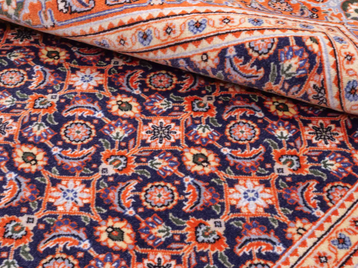 Handgeknüpfter Täbriz Mahi 40 Raj Perserteppich von Khademi aus Wolle, navy-orange. Persischer Orientteppich. Von Hand geknüpft in Iran. Größe: 149 cm x 104 cm. Teppichnummer: SB3-1057. Verkauf durch Jupiter Intl.