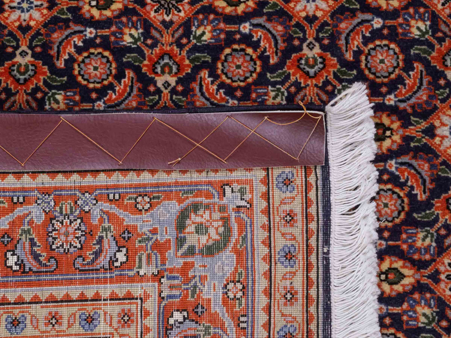 Handgeknüpfter Täbriz Mahi 40 Raj Perserteppich von Khademi aus Wolle, navy-orange. Persischer Orientteppich. Von Hand geknüpft in Iran. Größe: 149 cm x 104 cm. Teppichnummer: SB3-1057. Verkauf durch Jupiter Intl.