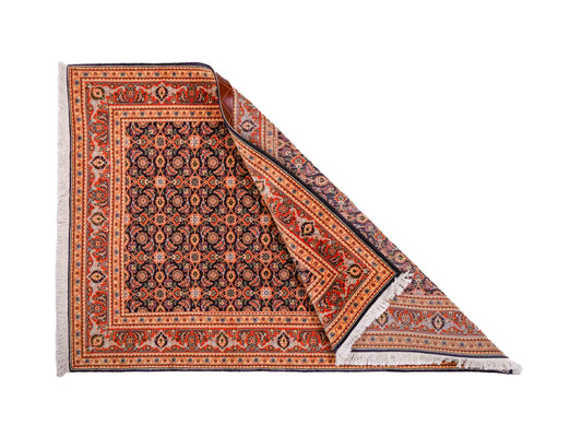 Handgeknüpfter Täbriz Mahi 40 Raj Perserteppich von Khademi aus Wolle, navy-orange. Persischer Orientteppich. Von Hand geknüpft in Iran. Größe: 149 cm x 104 cm. Teppichnummer: SB3-1057. Verkauf durch Jupiter Intl.