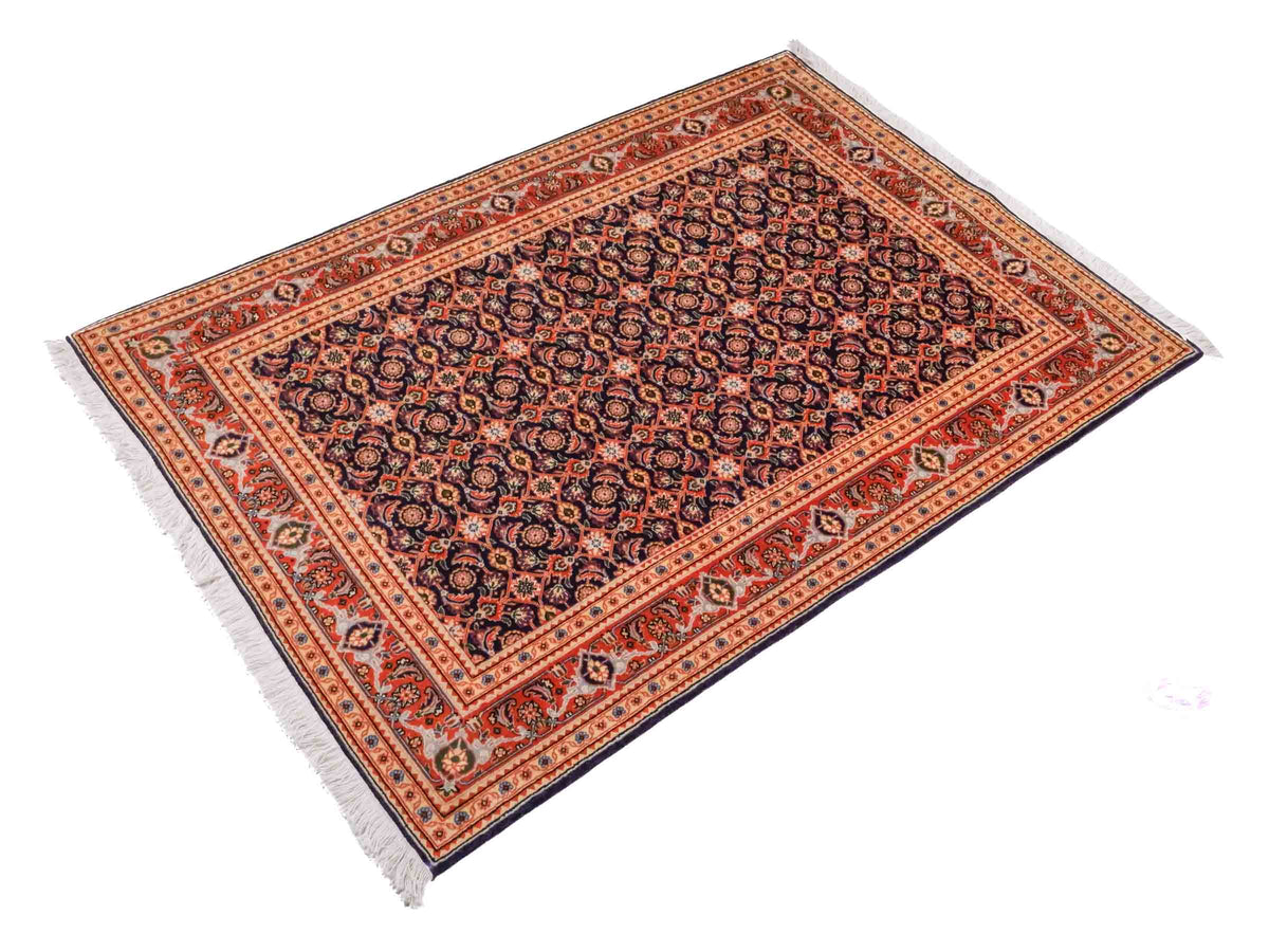 Handgeknüpfter Täbriz Mahi 40 Raj Perserteppich von Khademi aus Wolle, navy-orange. Persischer Orientteppich. Von Hand geknüpft in Iran. Größe: 149 cm x 104 cm. Teppichnummer: SB3-1057. Verkauf durch Jupiter Intl.