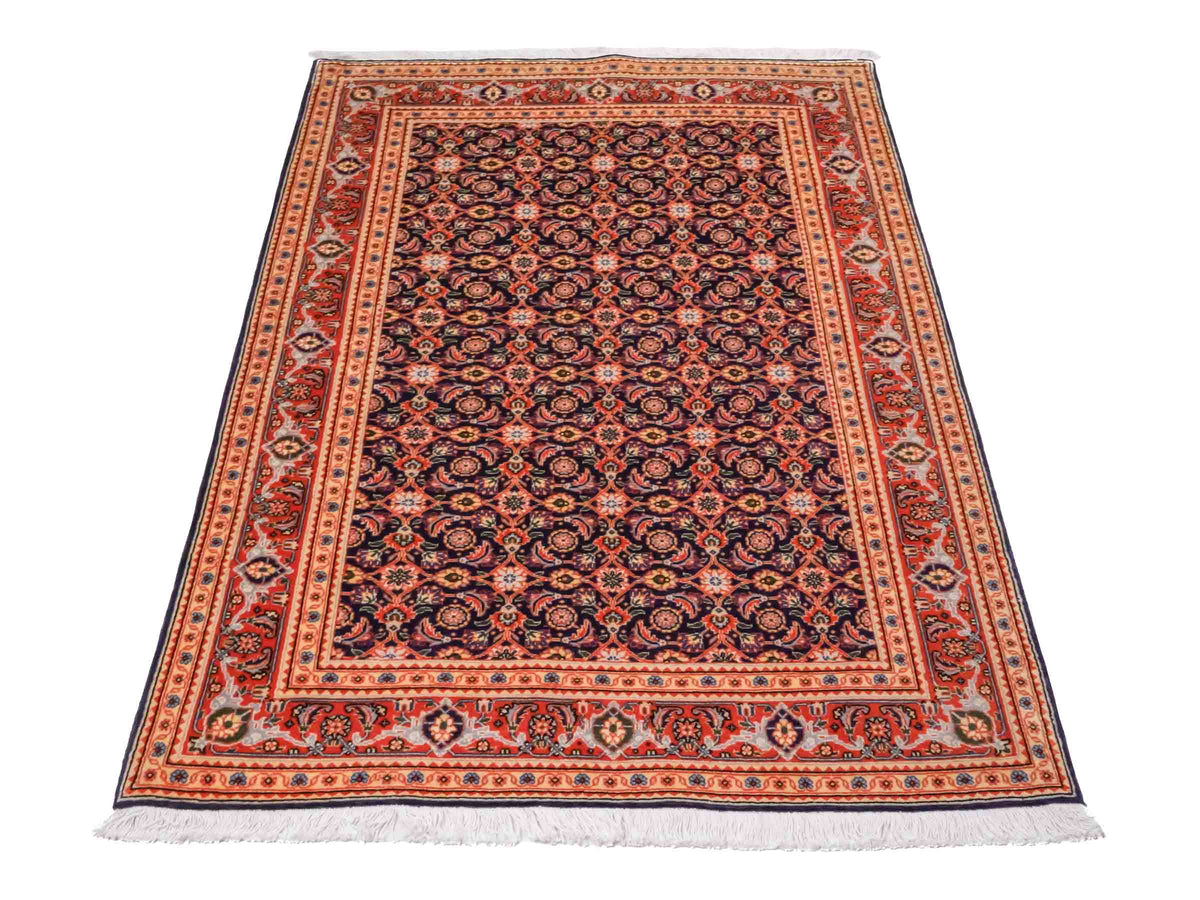 Handgeknüpfter Täbriz Mahi 40 Raj Perserteppich von Khademi aus Wolle, navy-orange. Persischer Orientteppich. Von Hand geknüpft in Iran. Größe: 149 cm x 104 cm. Teppichnummer: SB3-1057. Verkauf durch Jupiter Intl.