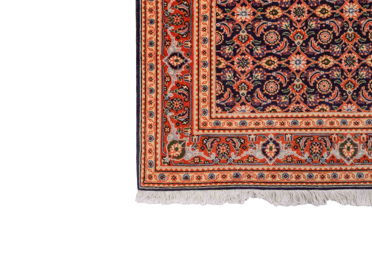 Handgeknüpfter Täbriz Mahi 40 Raj Perserteppich von Khademi aus Wolle, navy-orange. Persischer Orientteppich. Von Hand geknüpft in Iran. Größe: 149 cm x 104 cm. Teppichnummer: SB3-1057. Verkauf durch Jupiter Intl.