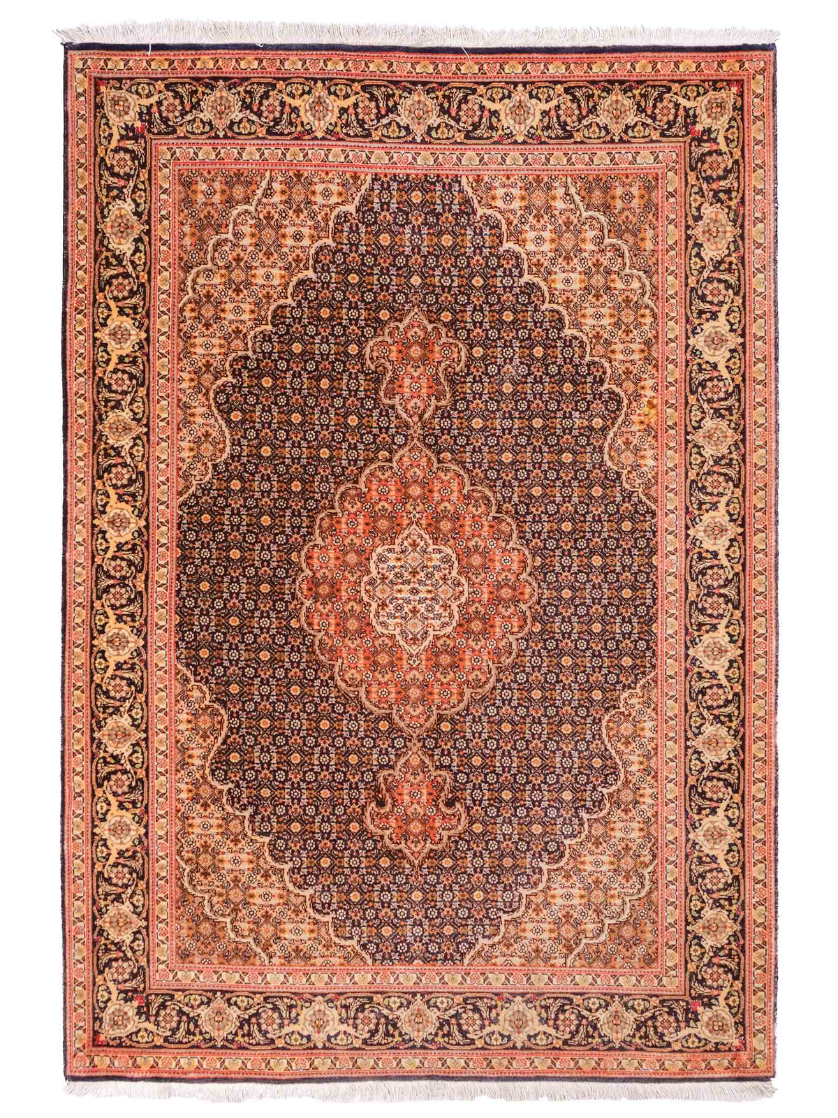 Handgeknüpfter Täbriz Mahi 50 Raj Perserteppich von Khademi aus Wolle, navy-beige. Persischer Orientteppich. Von Hand geknüpft in Iran. Größe: 156 cm x 106 cm. Teppichnummer: SB3-1058. Verkauf durch Jupiter Intl.