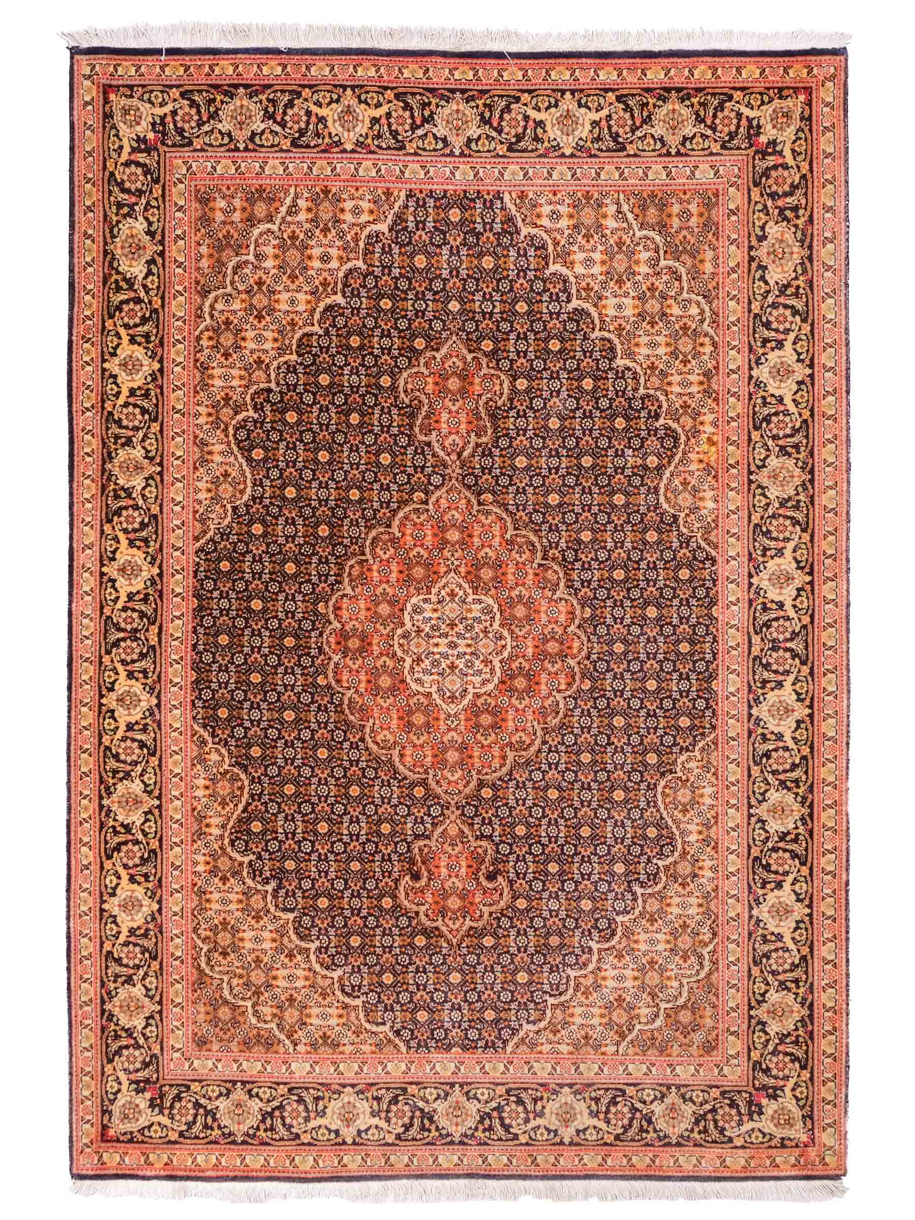 Handgeknüpfter Täbriz Mahi 50 Raj Perserteppich von Khademi aus Wolle, navy-beige. Persischer Orientteppich. Von Hand geknüpft in Iran. Größe: 156 cm x 106 cm. Teppichnummer: SB3-1058. Verkauf durch Jupiter Intl.