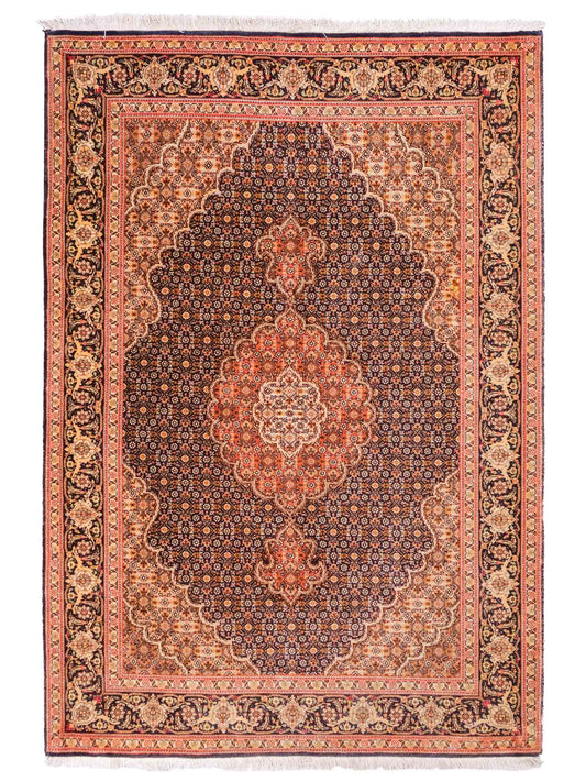 Handgeknüpfter Täbriz Mahi 50 Raj Perserteppich von Khademi aus Wolle, navy-beige. Persischer Orientteppich. Von Hand geknüpft in Iran. Größe: 156 cm x 106 cm. Teppichnummer: SB3-1058. Verkauf durch Jupiter Intl.