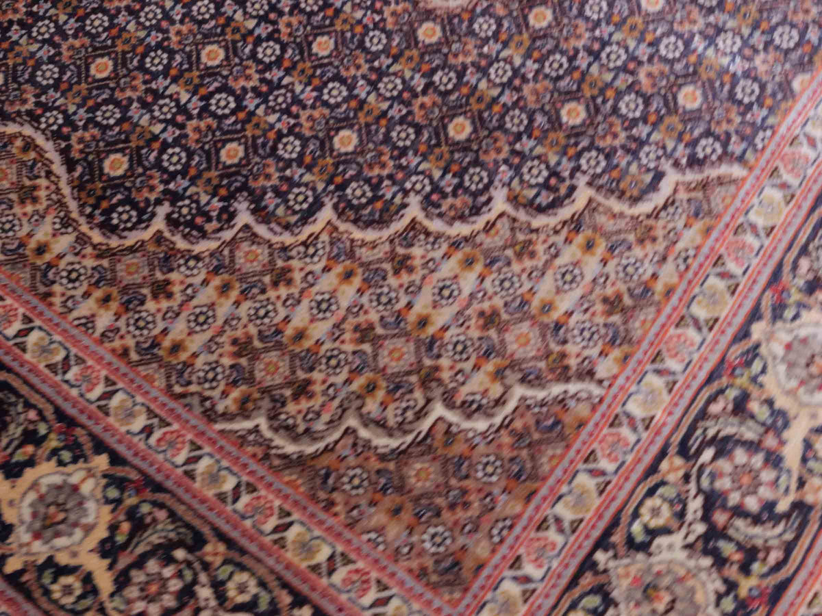 Handgeknüpfter Täbriz Mahi 50 Raj Perserteppich von Khademi aus Wolle, navy-beige. Persischer Orientteppich. Von Hand geknüpft in Iran. Größe: 156 cm x 106 cm. Teppichnummer: SB3-1058. Verkauf durch Jupiter Intl.