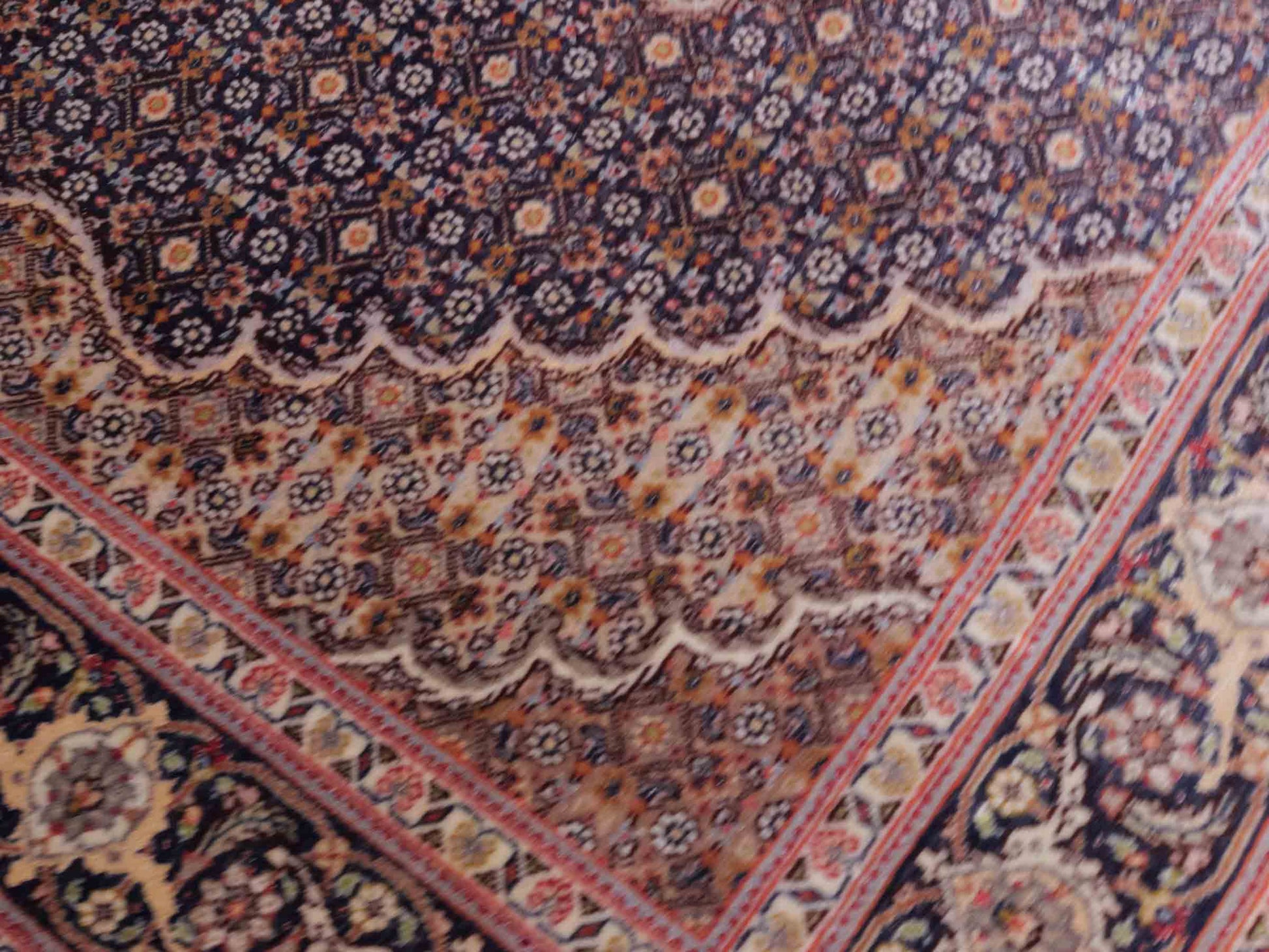 Handgeknüpfter Täbriz Mahi 50 Raj Perserteppich von Khademi aus Wolle, navy-beige. Persischer Orientteppich. Von Hand geknüpft in Iran. Größe: 156 cm x 106 cm. Teppichnummer: SB3-1058. Verkauf durch Jupiter Intl.