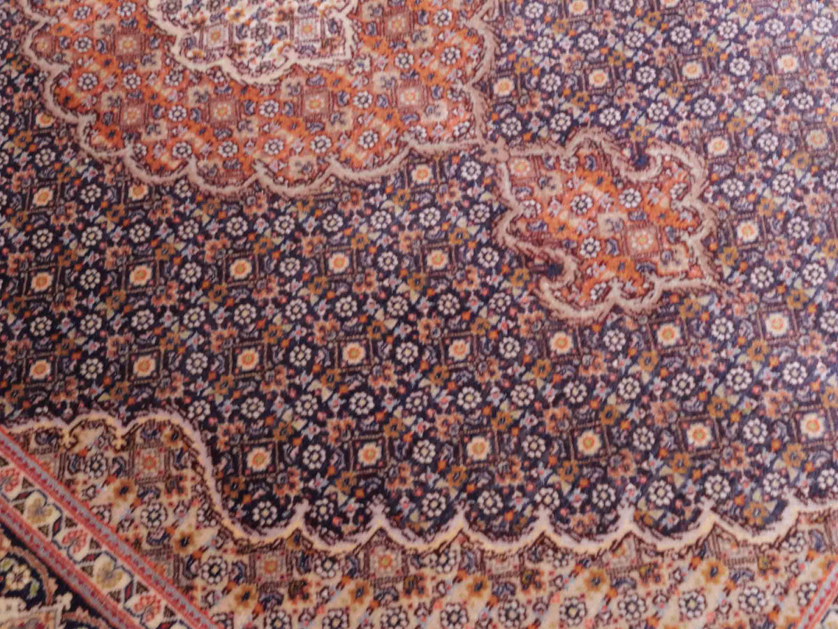 Handgeknüpfter Täbriz Mahi 50 Raj Perserteppich von Khademi aus Wolle, navy-beige. Persischer Orientteppich. Von Hand geknüpft in Iran. Größe: 156 cm x 106 cm. Teppichnummer: SB3-1058. Verkauf durch Jupiter Intl.