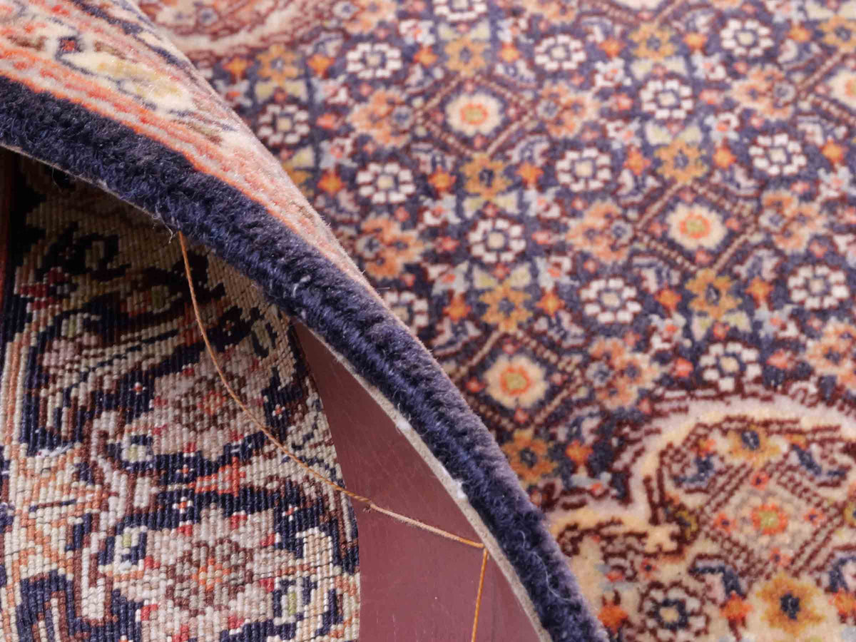 Handgeknüpfter Täbriz Mahi 50 Raj Perserteppich von Khademi aus Wolle, navy-beige. Persischer Orientteppich. Von Hand geknüpft in Iran. Größe: 156 cm x 106 cm. Teppichnummer: SB3-1058. Verkauf durch Jupiter Intl.